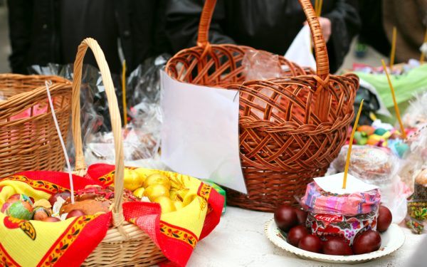 Ce alimente se împart de Paște: Lista produselor obligatorii de pe masa de Înviere