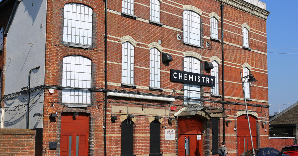 Doi oameni au murit și un caz de meningită a fost raportat recent la Londra, în urma unui focar inițial legat de un club de noapte situat în Kent