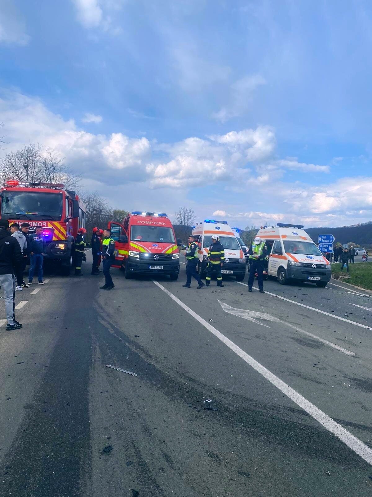 Accident teribil în Hunedoara: Un mort și patru tineri răniți