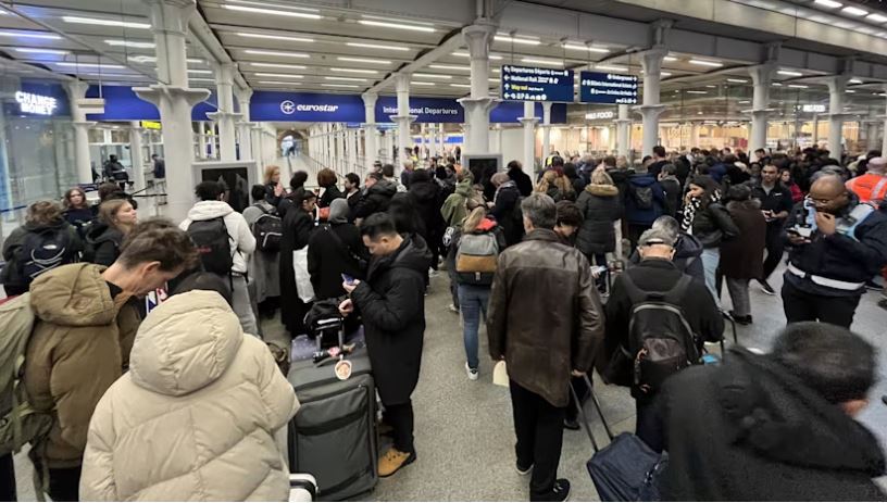 Cozi infernale pe aeroporturi: EES blochează pasagerii, avioane goale!