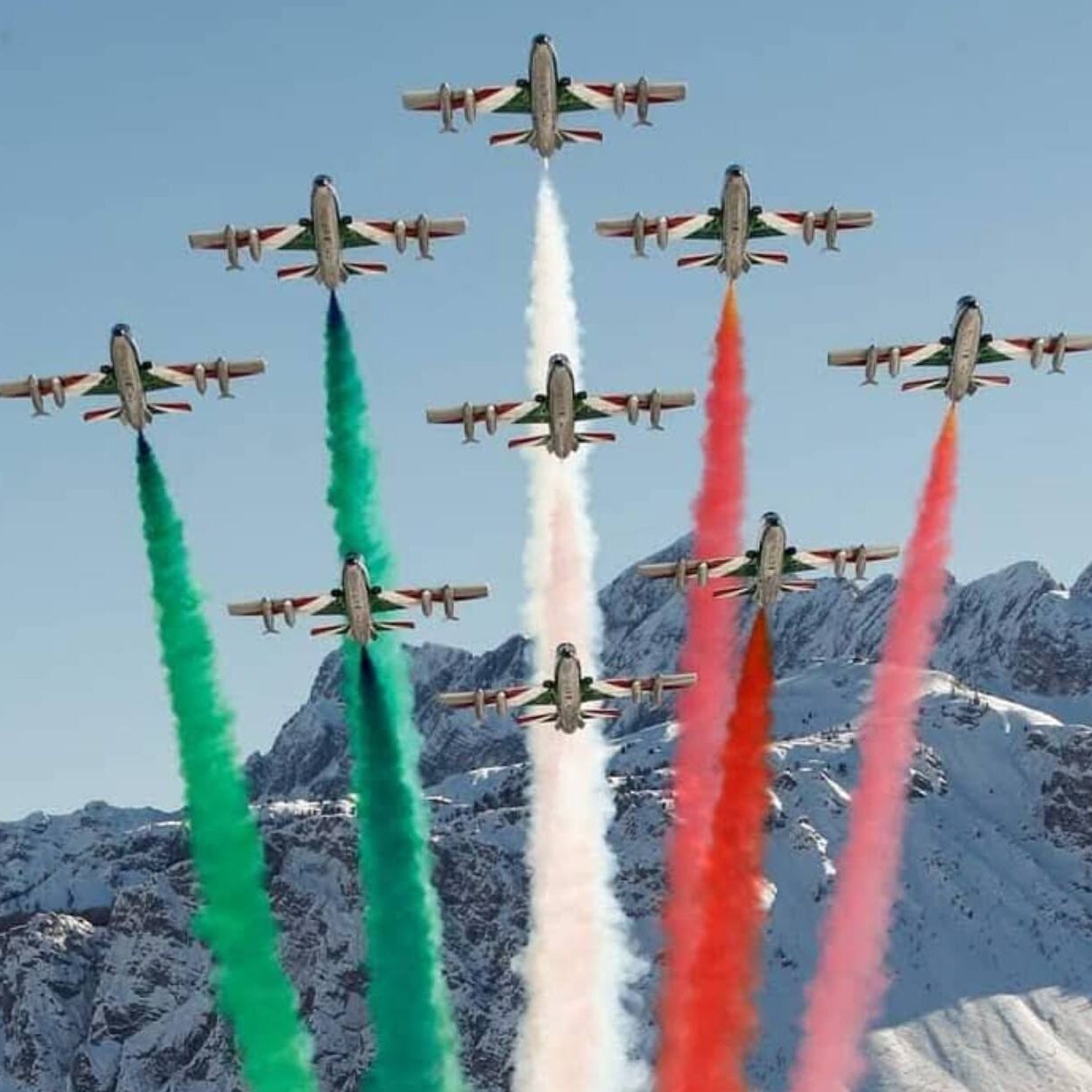 Frecce Tricolori revin la București: Spectacol Aerian de Excepție la BIAS 2026 Fanii acrobațiilor aeriene au motive de bucurie! Frecce Tricolori, celebra patrulă acrobatică a Forțelor Aeriene Italiene, va reveni pe cerul Bucureștiului în cadrul Bucharest International Air Show (BIAS) 2026