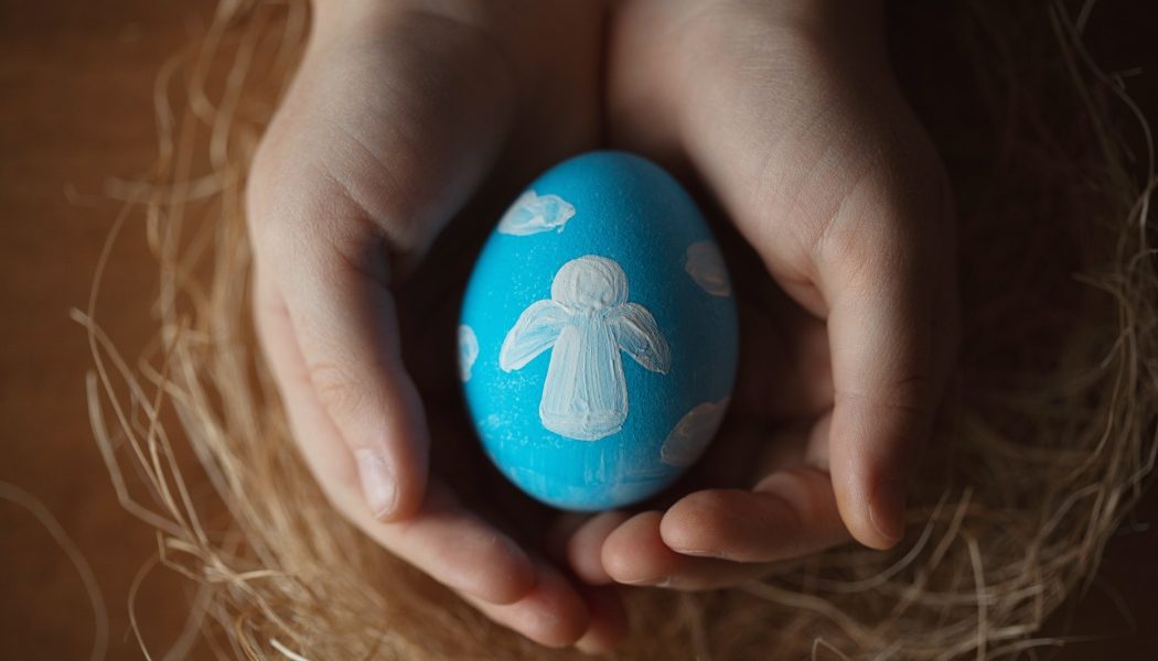 Paște cu ajutoare: Săracii primesc pachete de la autorități, cu sprijinul Bisericii