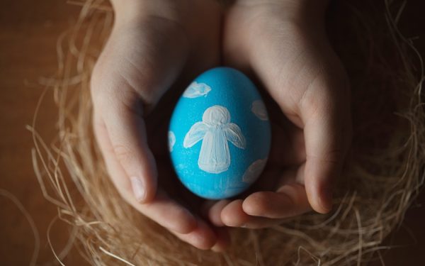 Paște cu ajutoare: Săracii primesc pachete de la autorități, cu sprijinul Bisericii