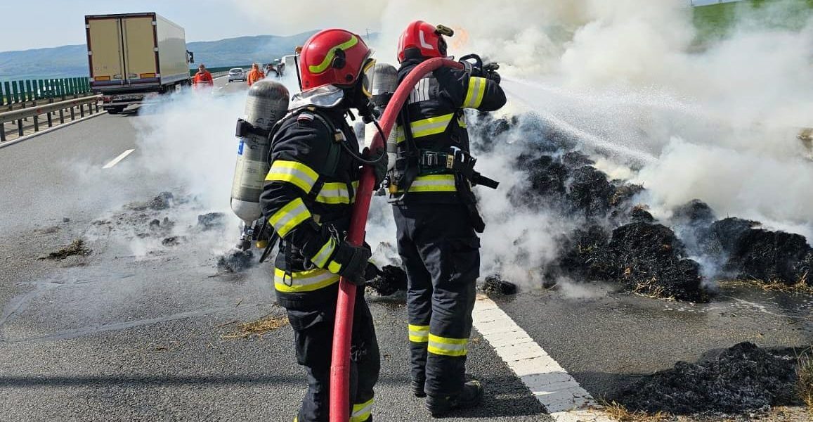 A10, blocată spre Alba: Un autocamion a luat foc