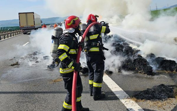 A10, blocată spre Alba: Un autocamion a luat foc