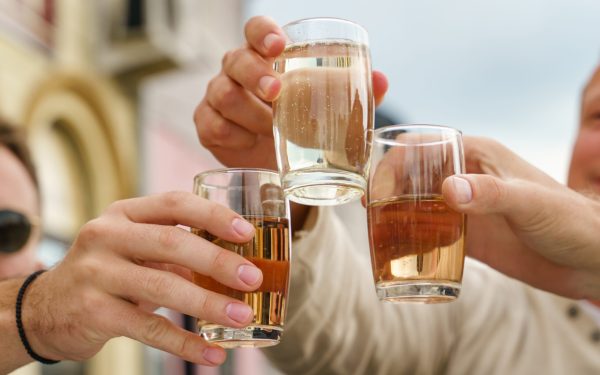 Consumul de alcool contrafăcut crește vertiginos în preajma sărbătorilor, avertizează Spirits România, asociația care reprezintă producătorii și distribuitorii de băuturi spirtoase
