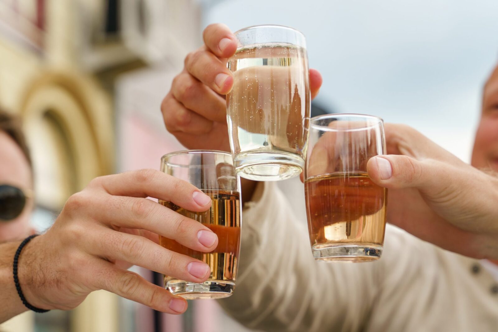 Consumul de alcool contrafăcut crește vertiginos în preajma sărbătorilor, avertizează Spirits România, asociația care reprezintă producătorii și distribuitorii de băuturi spirtoase