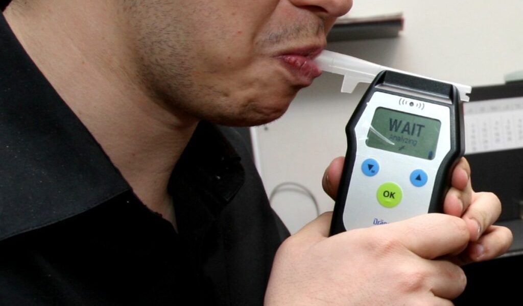 Telefonul tău, aliat neașteptat: Cum te ajută să bei mai puțin alcool