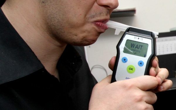 Telefonul tău, aliat neașteptat: Cum te ajută să bei mai puțin alcool