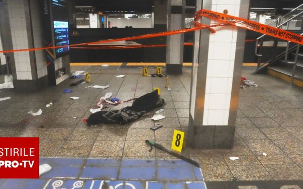 Atac cu macetă la metroul din New York: Un individ a înjunghiat trei persoane