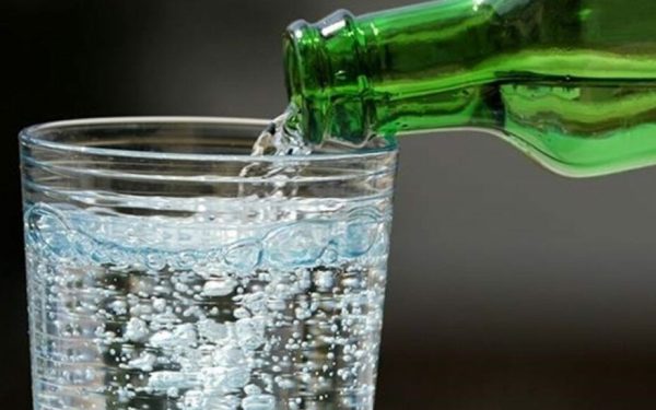 Apa minerală, risc de cancer de colon. Ce spun specialiștii din România
