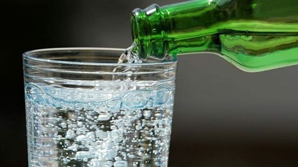 Apa minerală, risc de cancer de colon. Ce spun specialiștii din România