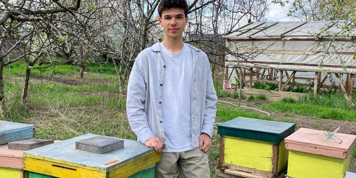 Codrin, elevul din Iași care a cucerit lumea cu stupina „smart”