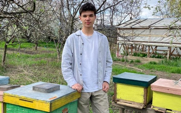 Codrin, elevul din Iași care a cucerit lumea cu stupina „smart”