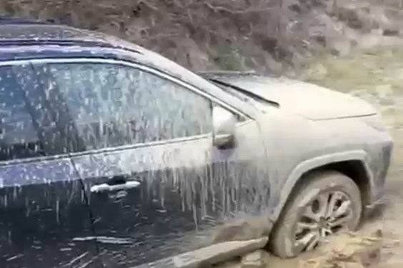 Jandarmii, eroii GPS-ului: Au salvat o familie blocată în noroi