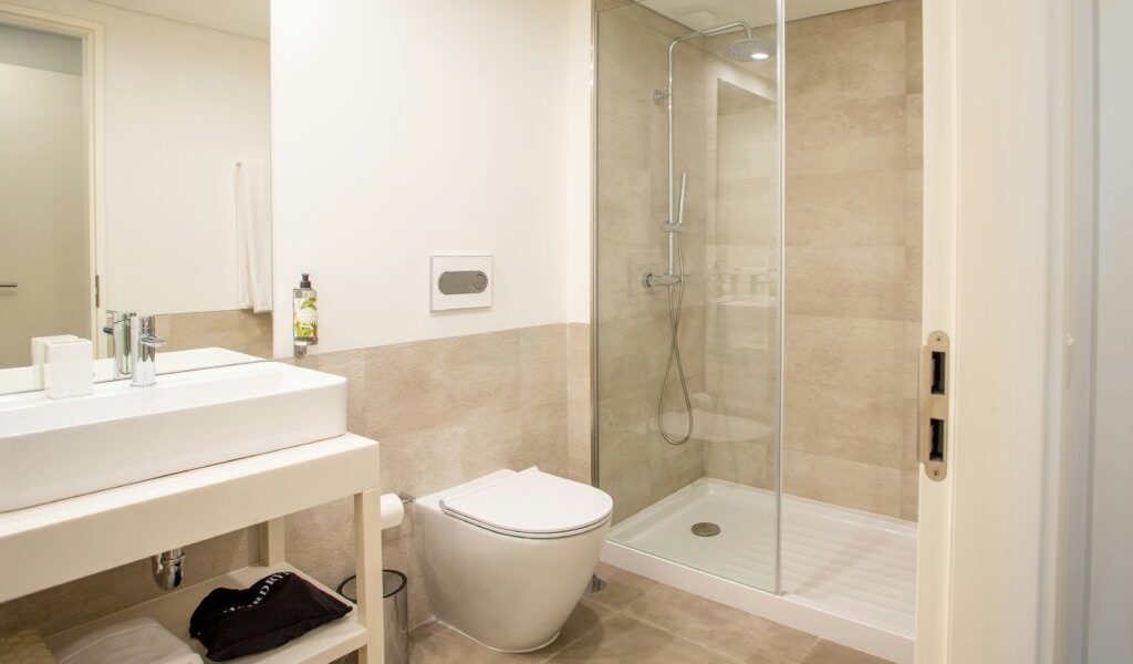 Baia ta, un focar ascuns de microbi: 9 zone uitate de curățenie