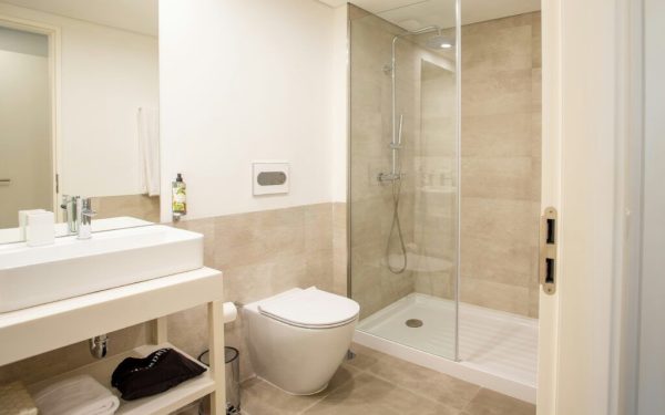 Baia ta, un focar ascuns de microbi: 9 zone uitate de curățenie