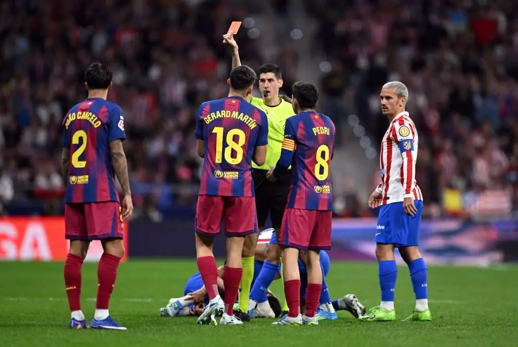 Susținătorii lui REAL MADRID acuzați de corupție în urma deciziilor de arbitraj din La Liga Fani ai clubsului REAL MADRID au criticat dur arbitrajul din ultima etapă a La Liga, acuzând practicarea unei conduite discriminatorii față de formațiile din Madrid