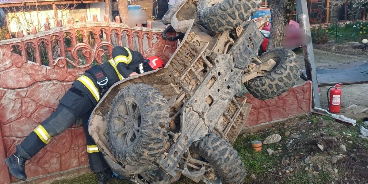 Accident spectaculos de Paște: ATV răsturnat pe gard într-o zi de sărbătoare