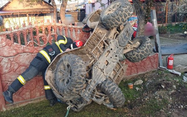 Accident spectaculos de Paște: ATV răsturnat pe gard într-o zi de sărbătoare