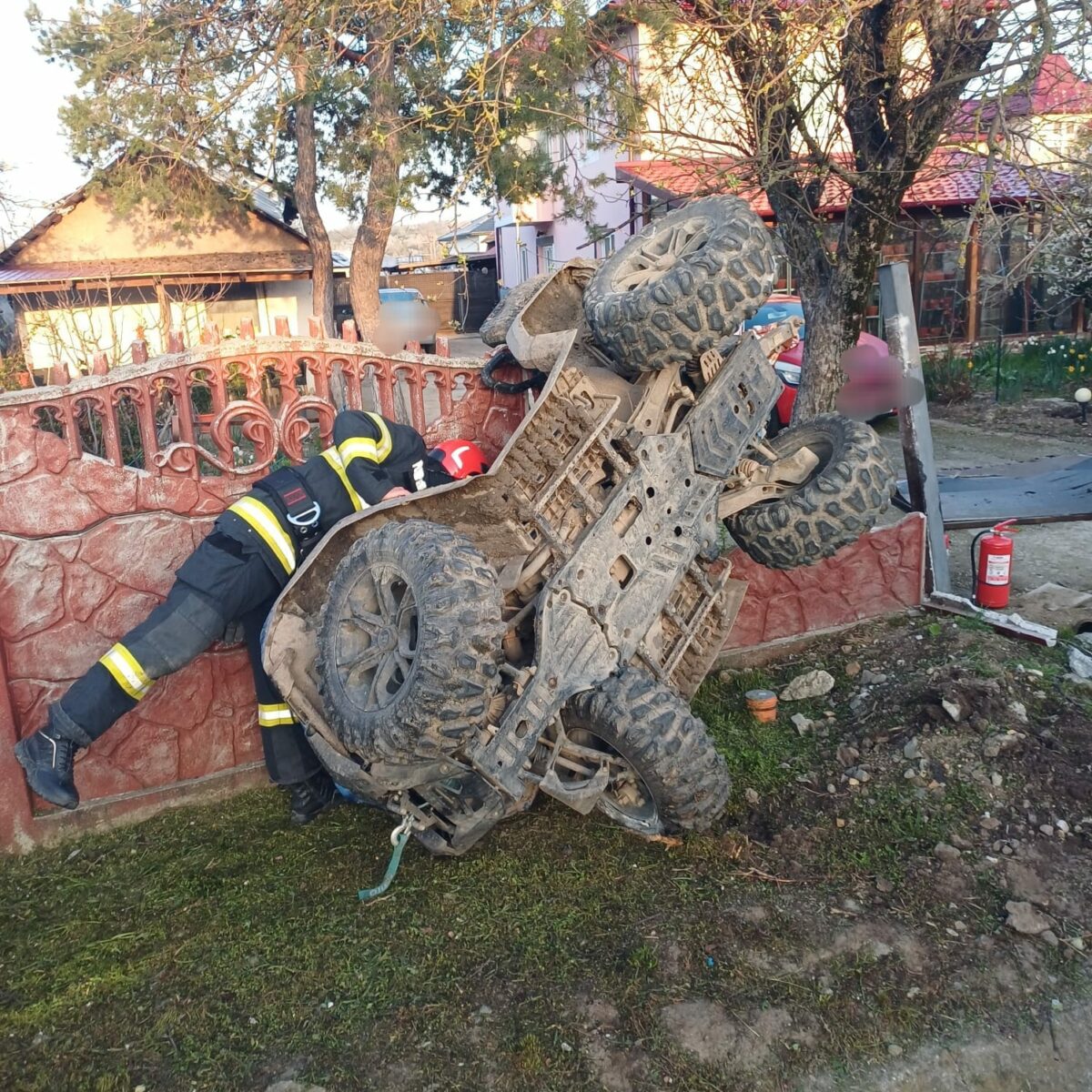 Accident spectaculos de Paște: ATV răsturnat pe gard într-o zi de sărbătoare