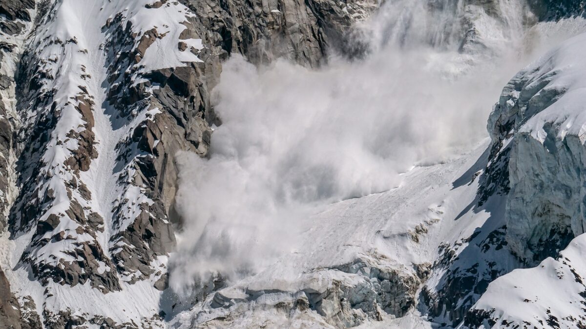 Avalanșe la munte: ANM avertizează! Pericol iminent pentru turiști și schiori