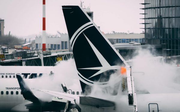 UE, măsuri de criză pentru combustibilul avioanelor: Războiul din Orient amenință