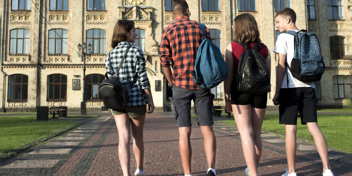Mii de studenți din România, loviți de scandalul burselor UK: Ce sume trebuie să returneze