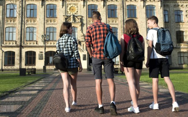 Mii de studenți din România, loviți de scandalul burselor UK: Ce sume trebuie să returneze