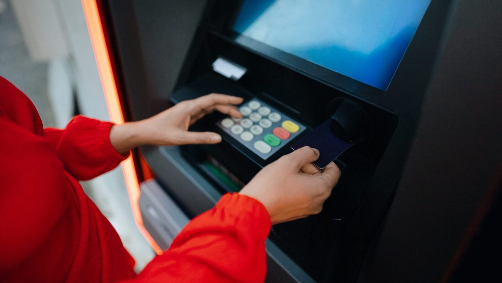 Bănci, haos total: nu mai poți scoate bani! Clienții, blocați în conturi, fără acces la cash!