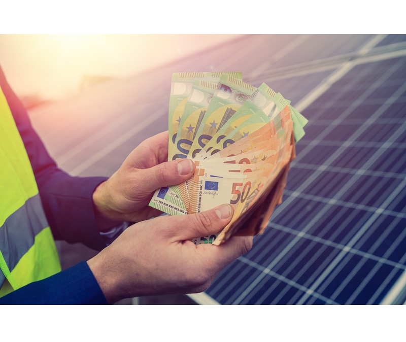 Fonduri europene 2026 pentru fermieri și antreprenori români: finanțări de până la 20 milioane EUR pentru panouri solare și baterii