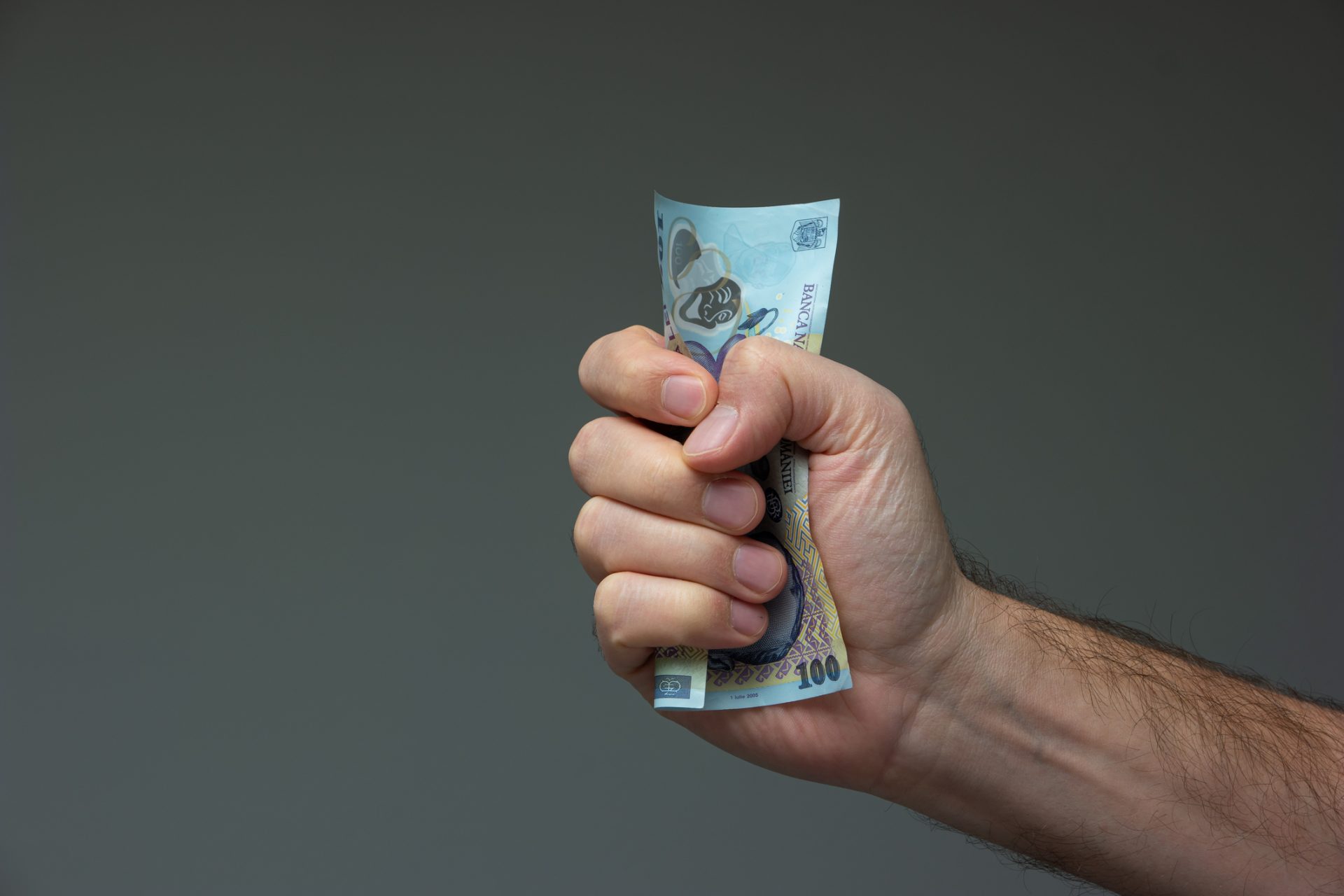 Consiliul Concurenței atenționează firmele că monitorizează cu strictețe piața în contextul economic internațional dificil și le îndeamnă să nu profite de această situație pentru a majora artificial prețurile produselor sau serviciilor