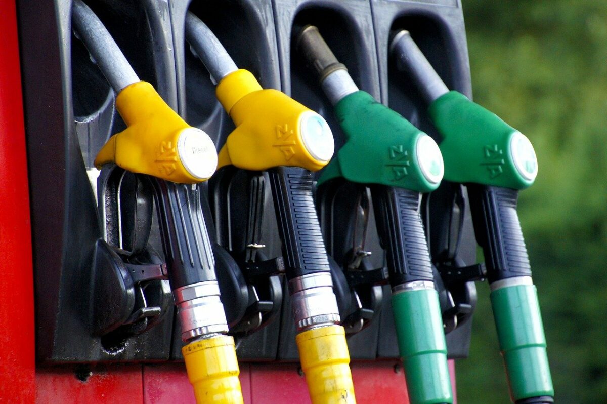 Petrolul s-a ieftinit. Ce urmează pentru prețurile la carburanți în România?
