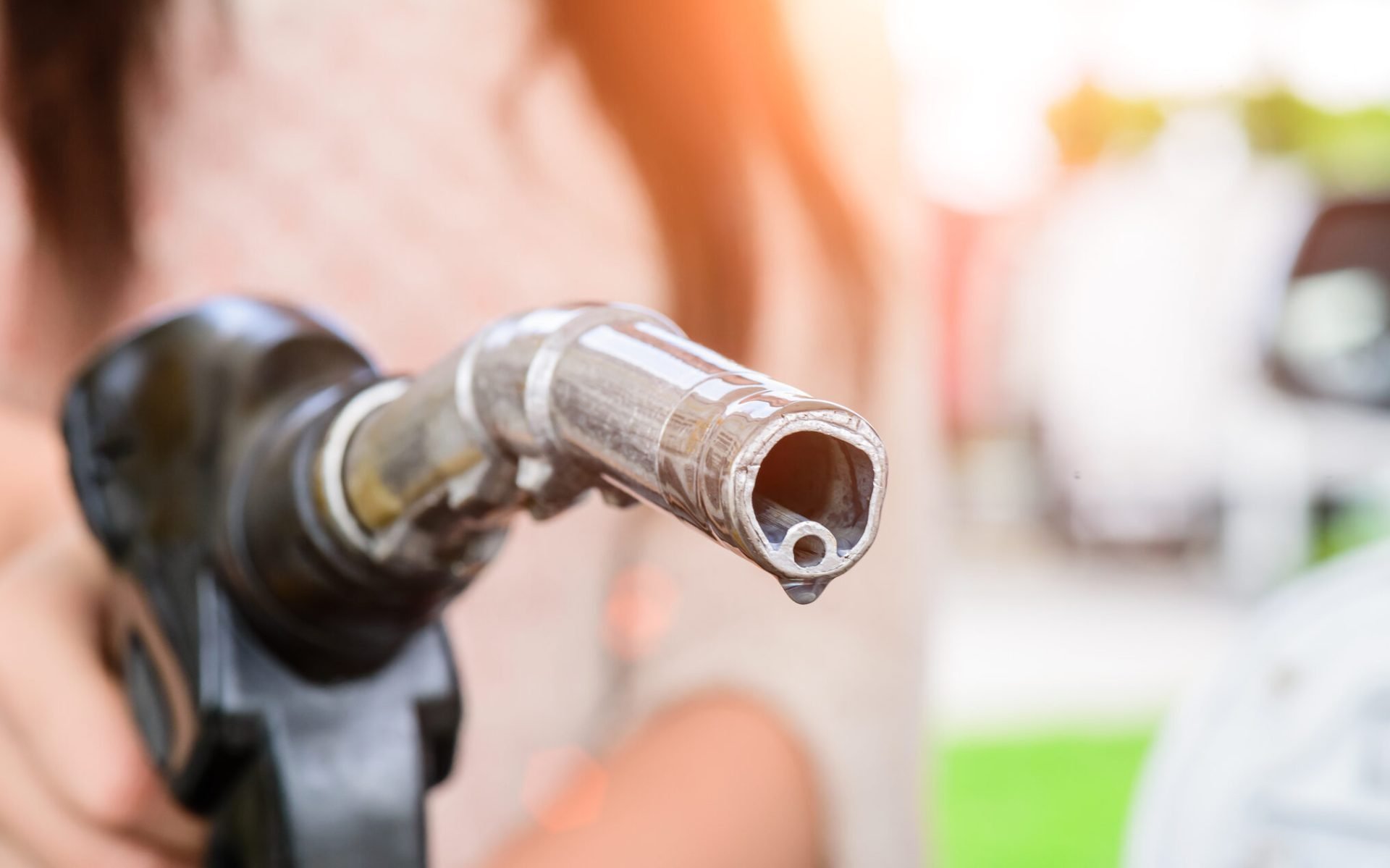 Creșterea prețurilor la carburanți, un nou motiv de îngrijorare pentru români Prețurile la petrol și, implicit, la carburanți continuă să urce, alimentând temerile legate de o nouă scumpire a produselor și serviciilor