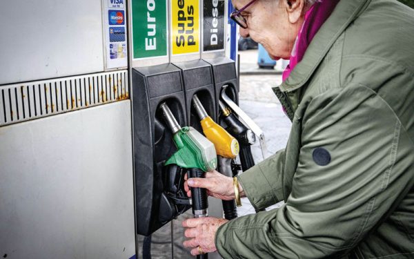 Proteste FURIOASE în Irlanda: Poliția declară ilegale demonstrațiile anti-combustibil