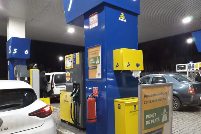 Președintele, Guvernul și companiile petroliere au stabilit un mecanism de monitorizare a pieței carburanților Luni, la Palatul Cotroceni, liderii politici și reprezentanții industriei petroliero-carburanti au convenit asupra unui nou mecanism de comunicare continuă