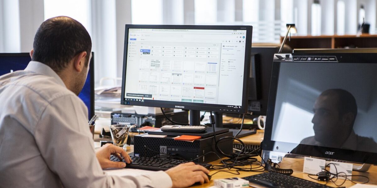 Alergia la muncă: Cauze, simptome și soluții. Cum afecțează România