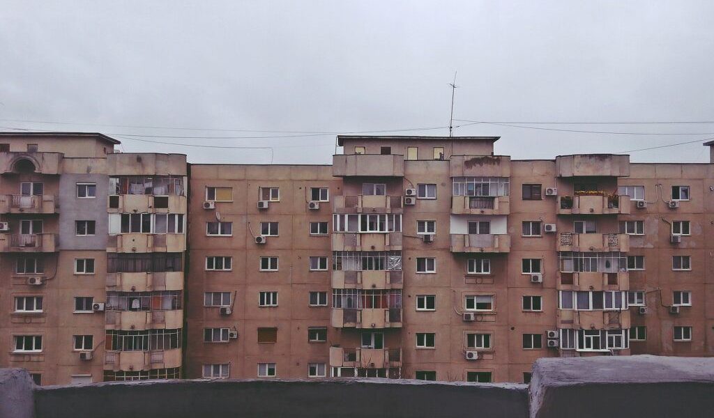 Blocurile, curtea de LEGATĂ: Vecinii de sub tine, responsabili LEGAL