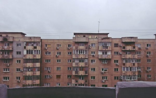 Blocurile, curtea de LEGATĂ: Vecinii de sub tine, responsabili LEGAL