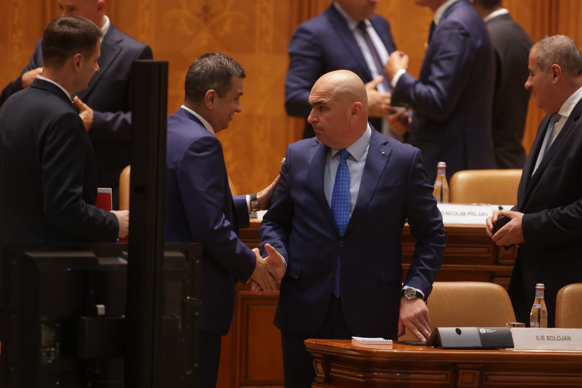 Premierul ILIE BOLOJAN nu exclude posibilitatea unei crize politice în perioada următoare, în contextul tensiunilor persistente cu PSD, afirmând însă că problemele grave ale țării nu se rezolvă prin înlăturarea unei persoane sau alta din funcție