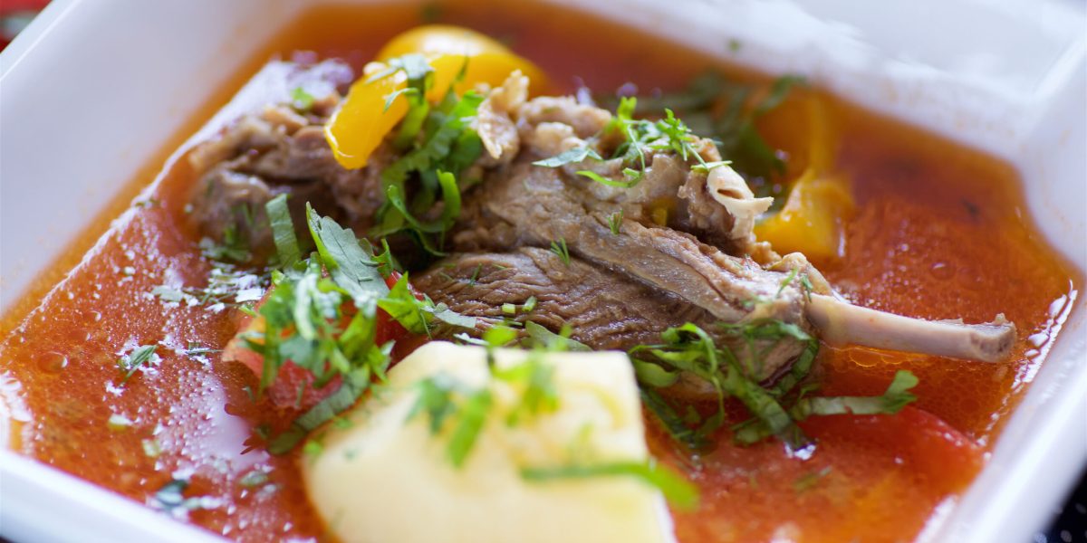 Borș de miel: beneficii, riscuri și cum îl savurezi ca un expert