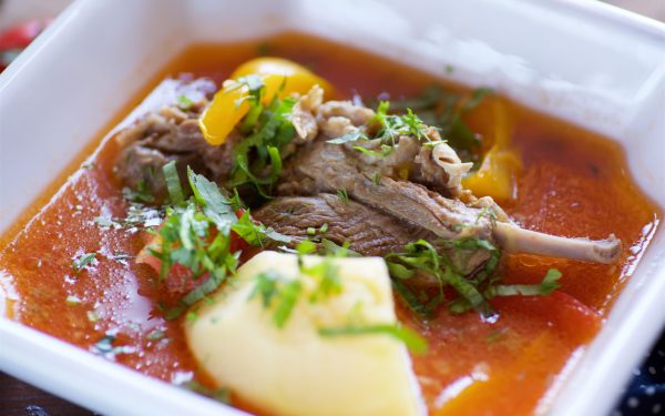 Borș de miel: beneficii, riscuri și cum îl savurezi ca un expert