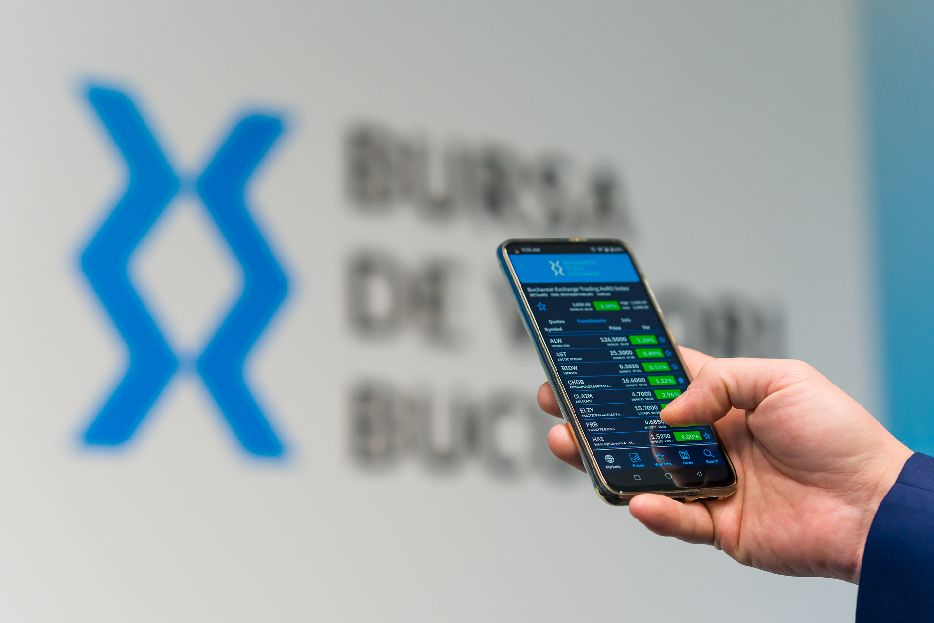 Bursa de Valori București a înregistrat o zi de stagnare luni, cu volume reduse de tranzacționare, în condițiile în care două treimi din lichiditatea totală, în valoare de aproximativ 70 de milioane de lei, a fost generată de acțiunile Banca Transilvania și Romgaz