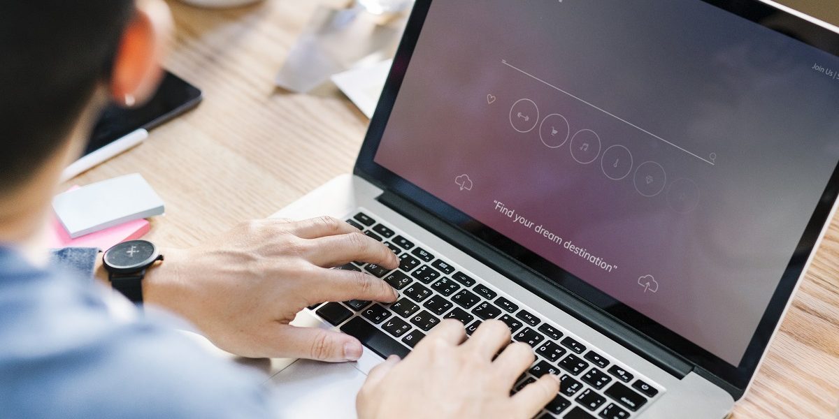 Bărbații se luptă cu ridurile: Cosmeticele anti-aging, vedete pe Google și la Influenceri