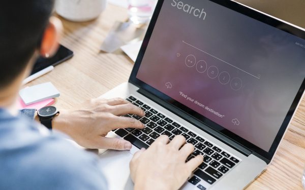 Bărbații se luptă cu ridurile: Cosmeticele anti-aging, vedete pe Google și la Influenceri