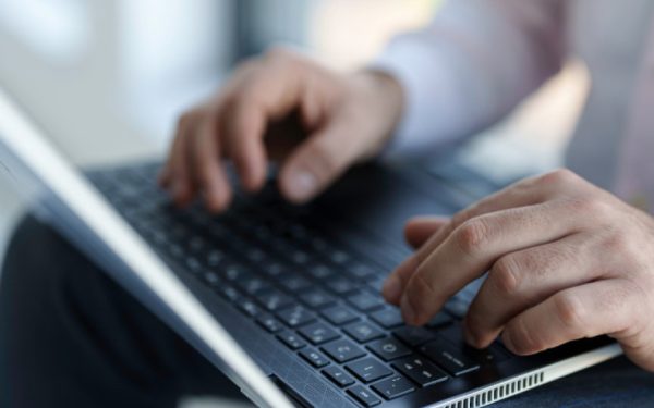 Atenție la țepe: DNSC avertizează cu privire la mesaje false Interpol, ANAF etc