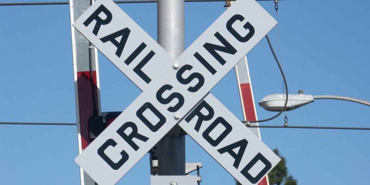 Anchetă: Mașină autonomă, gafă gravă în fața trenului