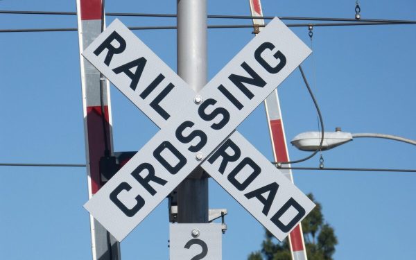 Anchetă: Mașină autonomă, gafă gravă în fața trenului