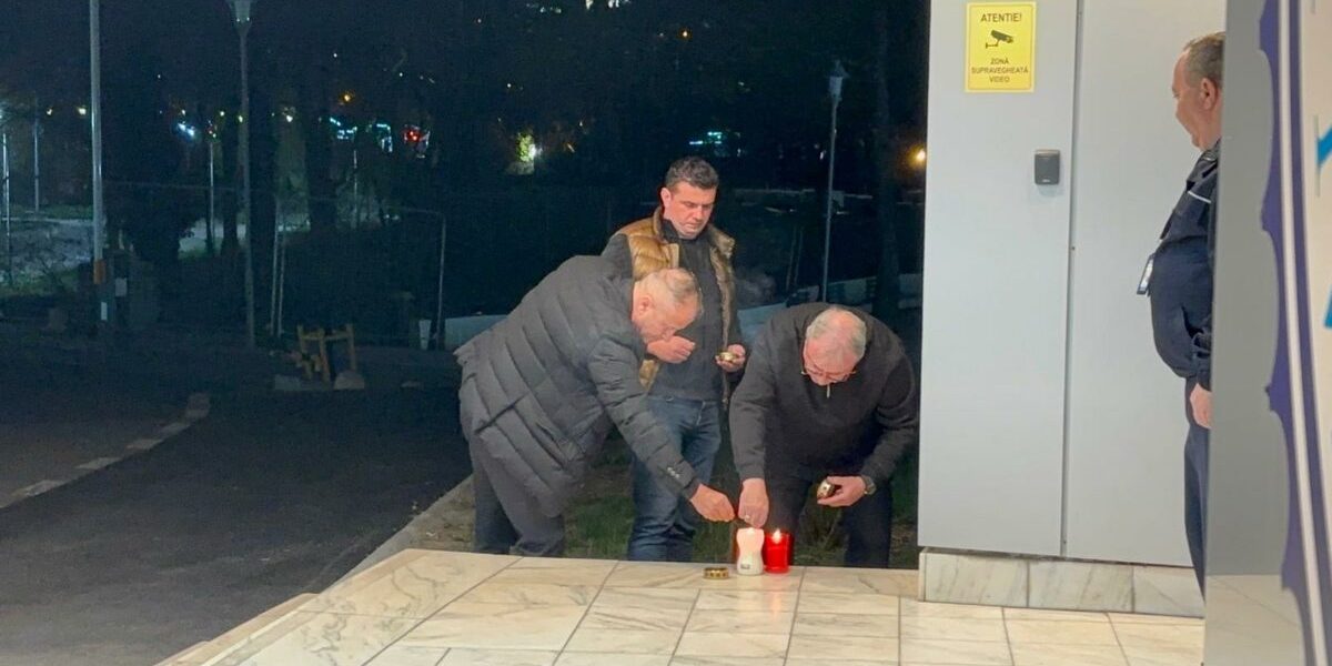 Candele aprinse în fața Spitalului Universitar București: durere și omagiu