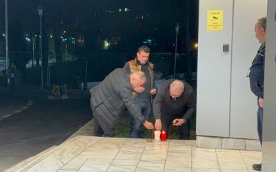 Candele aprinse în fața Spitalului Universitar București: durere și omagiu